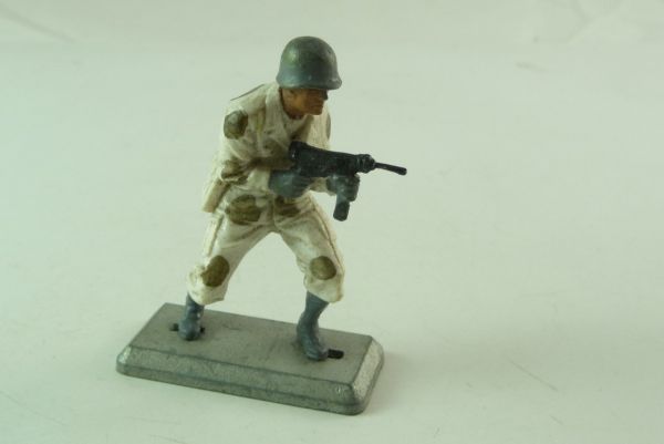 Britains Deetail Soldier with sub-machine gun