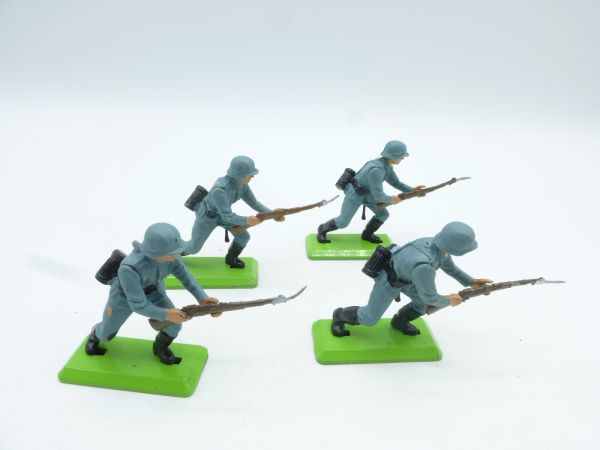 Britains Deetail 4 German soldiers 1st version advancing with rifle