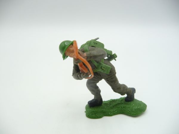 Britains Swoppets British soldier storming forward with rifle (made in England)