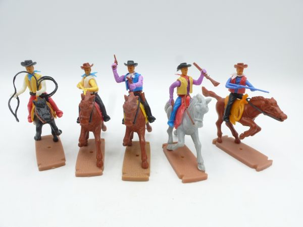 Plasty Beautiful set of Cowboys riding (5 figures)