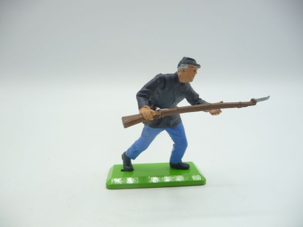 Britains Deetail Union Army Soldier going forwards with rifle (movable arm)