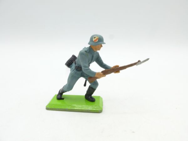 Britains Deetail German advancing with bayonet (fixed arm)