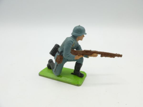 Britains Deetail German soldier kneeling firing