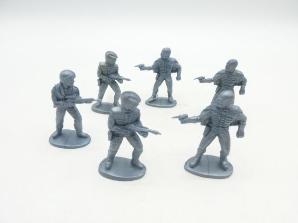 6 space figures, silver (height 4 cm)