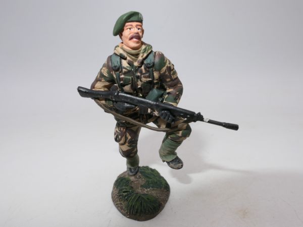 W. Britain WK II Britischer Soldat mit Gewehr / MG stürmend