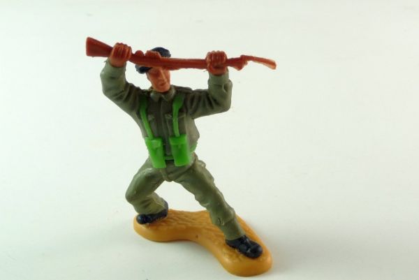 Timpo Toys Brit standing with black biretta, rifle over head