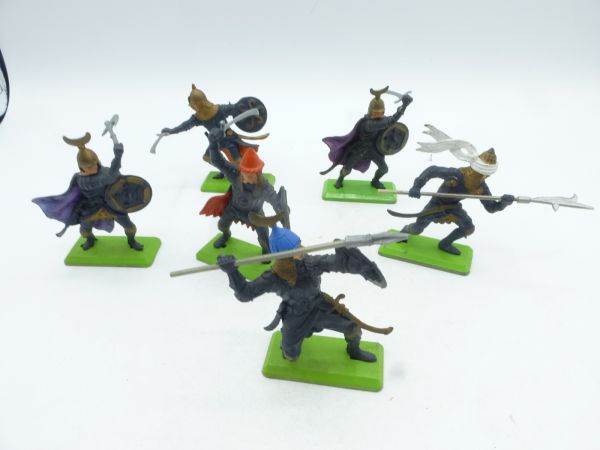Britains Deetail Group of Saracens on foot (6 figures)