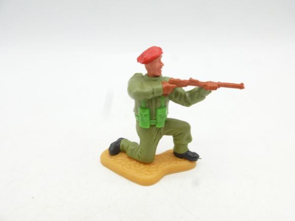 Timpo Toys Englishman kneeling shooting, red beret