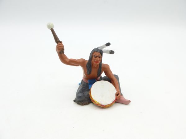 Elastolin 7 cm Indianer sitzend mit Trommel, Nr. 6836, Hose anthrazit