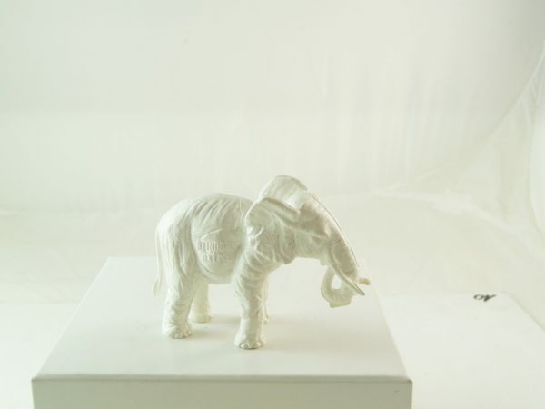 Linde Elephant Reindorf Extra, trunk curled up, white