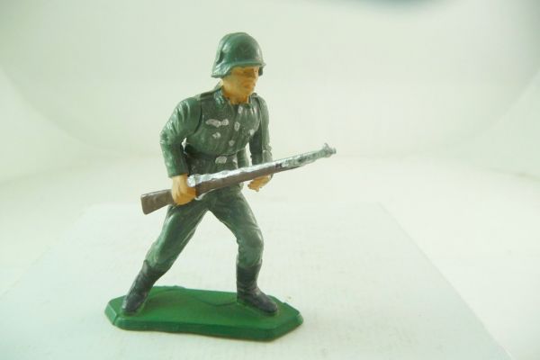 Starlux German Wehrmacht; soldier with rifle