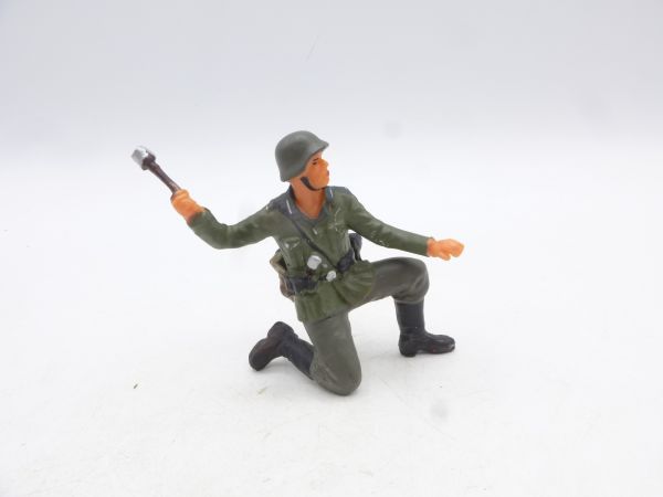 Elastolin 7 cm German Wehrmacht 1939, rifleman kneeling, No. 10090