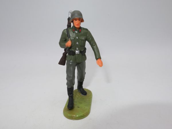 Elastolin 7 cm German Wehrmacht 1939: Soldier, K98 slung round his neck
