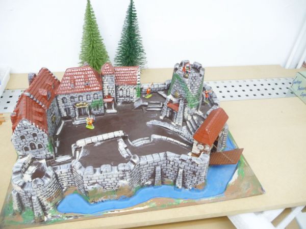 Great castle complex (similar to Elastolin), very good for 4 cm figures