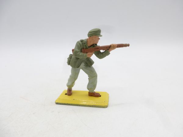 Britains Deetail German soldier / Africa Corps, shooting rifle
