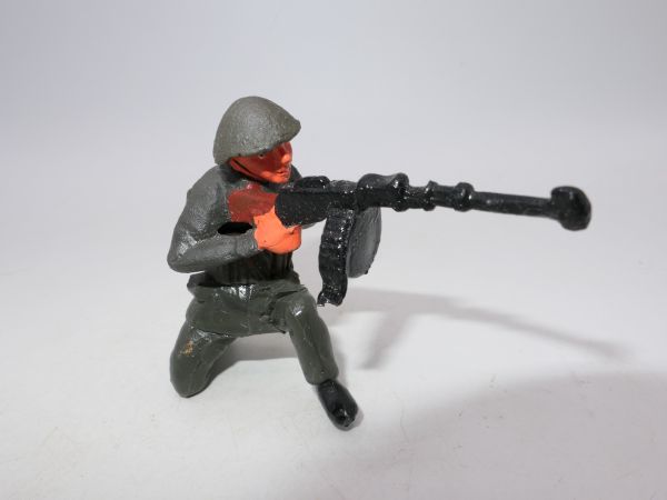 Soldat kniend mit schwerem Geschütz