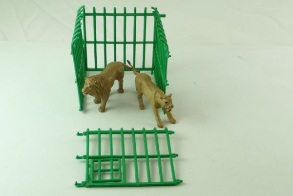 Timpo Toys Pair of lions in cage (cage loose, only disposed)