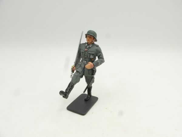 The Collectors Showcase LAH Review, Soldier at goose step (straight ahead)