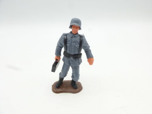 Timpo Toys Deutscher Soldat mit Munitionskoffer