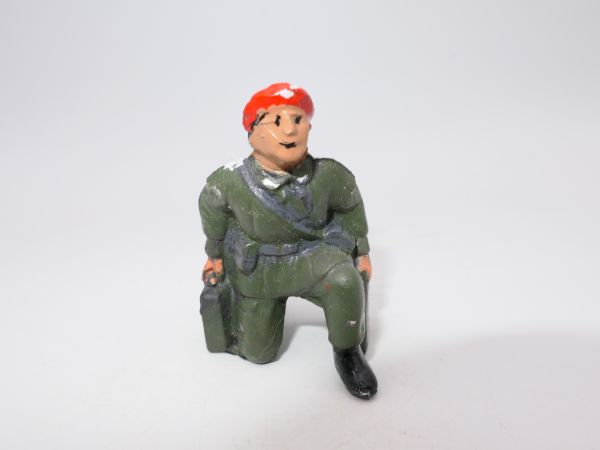 Soldier with red beret kneeling with 2 ammunition cases (plastic) - unused