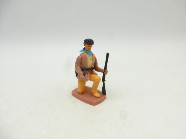 Plasty Trapper kneeling with rifle + pistol