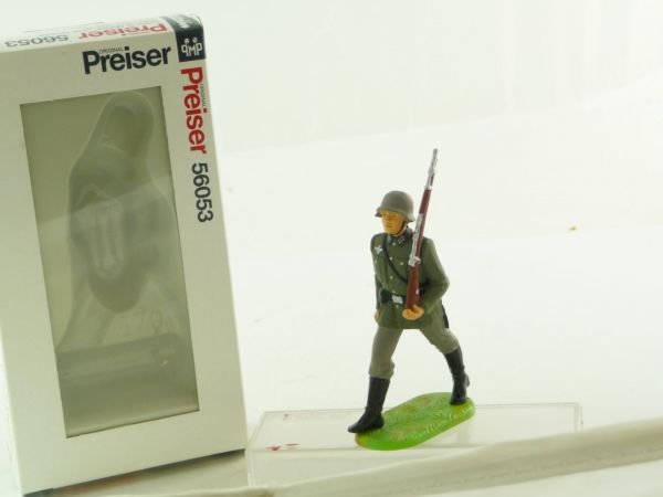 Preiser 7 cm German Armed Forces, soldier marching without backpack, No. 10130