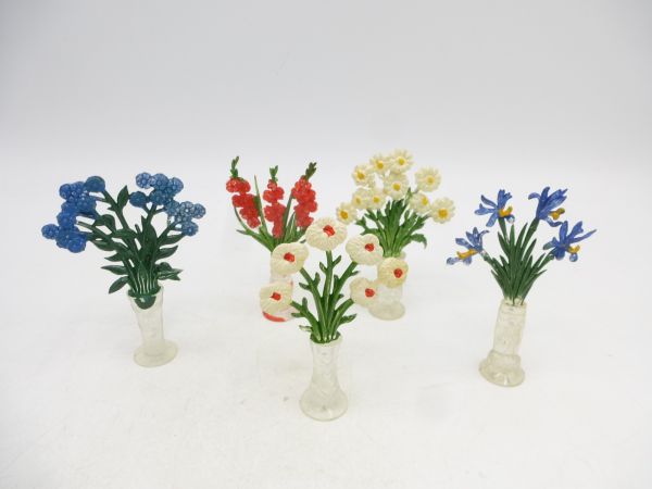 Margarine figures 5 bouquets in vases