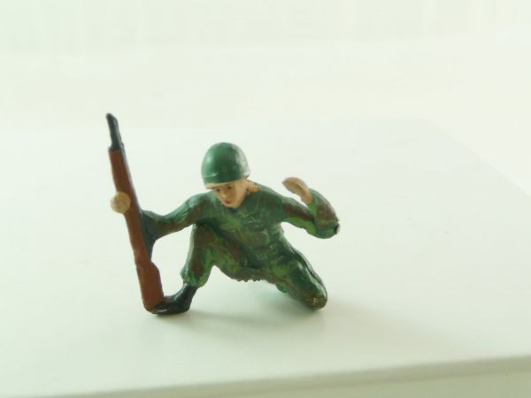 Merten 4 cm Soldat kniend, Gewehr seitlich