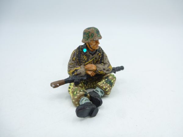 King & Country Soldier Waffen-SS, sitting