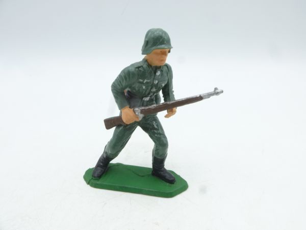 Starlux German soldier with rifle, V13