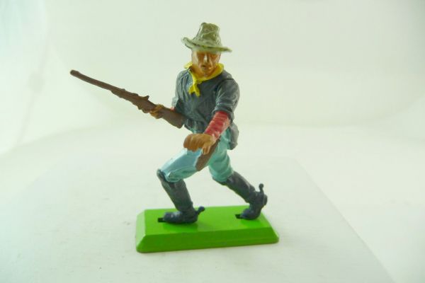 Britains Deetail 7. Cavalry soldier with rifle + pistol at the ready