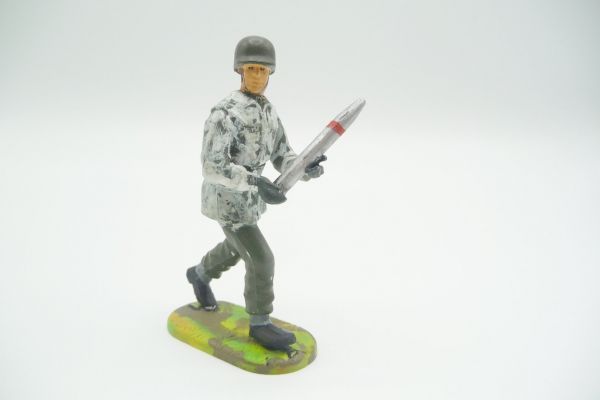 Modification 7 cm Soldier going ahead with grenade - interesting modification