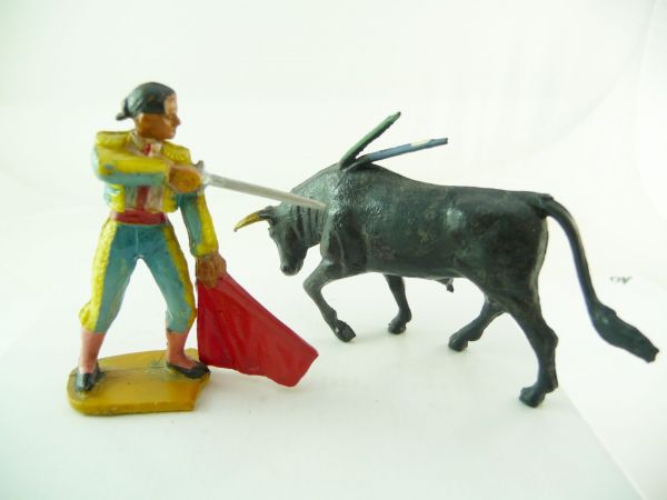 Starlux Torero with bull, jabbing with sword - early figure