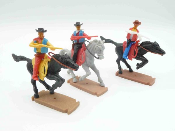 Plasty 3 Cowboys on horseback, firing.