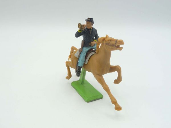 Britains Deetail Union Army soldier riding with trumpet - on rare horse