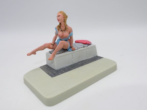 Mascot Models Erotisches Modell: Frau auf Bett sitzend