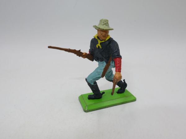 Britains Deetail Soldier 7th cavalry advancing with rifle + pistol