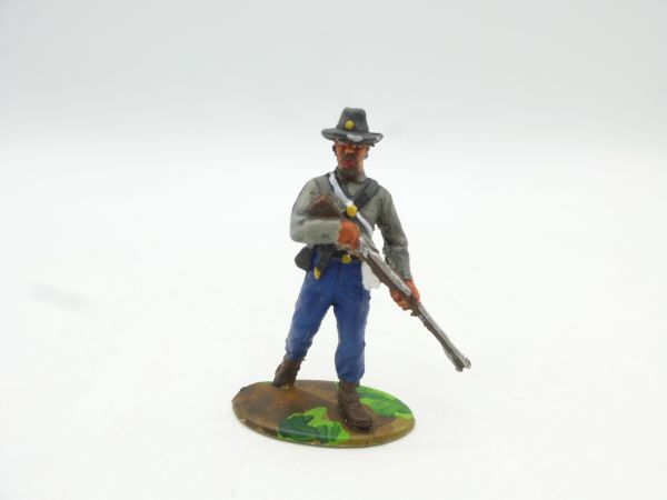 Soldier standing, holding rifle down (5,4 cm)