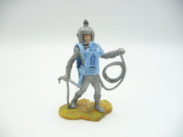 Cherilea Astronaut (silver/light-blue) with pickaxe + hose