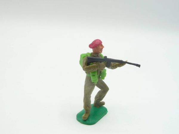 Timpo Toys Englischer Soldat 1. Version, Gewehr schießend, rotes Barett
