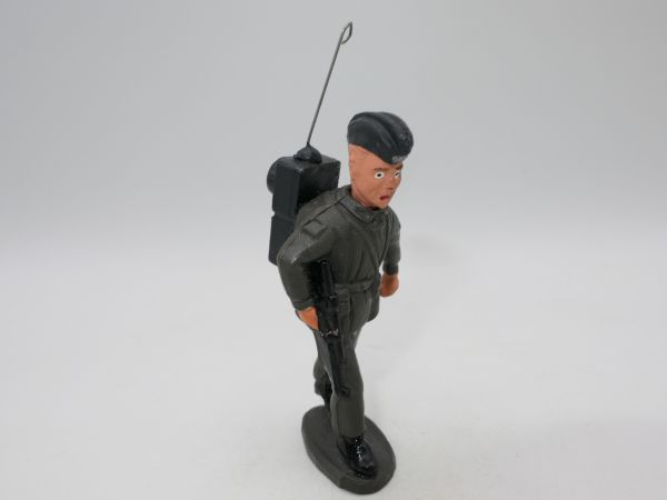 Soldier / radio operator with black beret, advancing (plastic) - unused