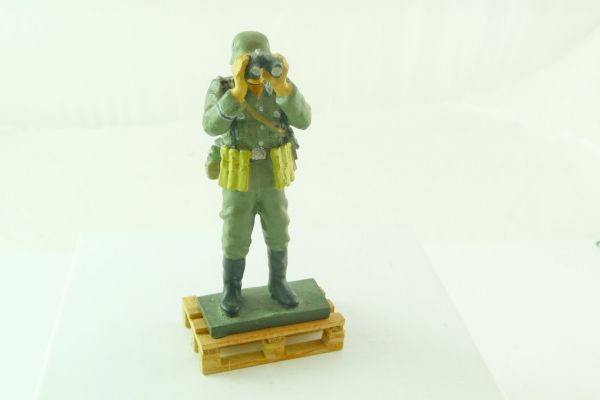 Deutsche Wehrmacht - Soldat mit Fernglas auf Holzkiste