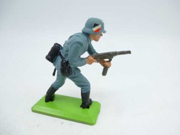 Britains Deetail German soldier advancing with MG (with emblem)