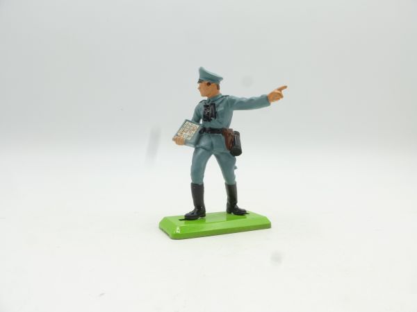 Britains Deetail German 2nd version / officer with map, pointing
