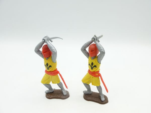 Timpo Toys 2 Medieval knights yellow, striking sword ambidextrously over head