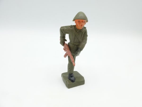 Soldat laufend mit Gewehr