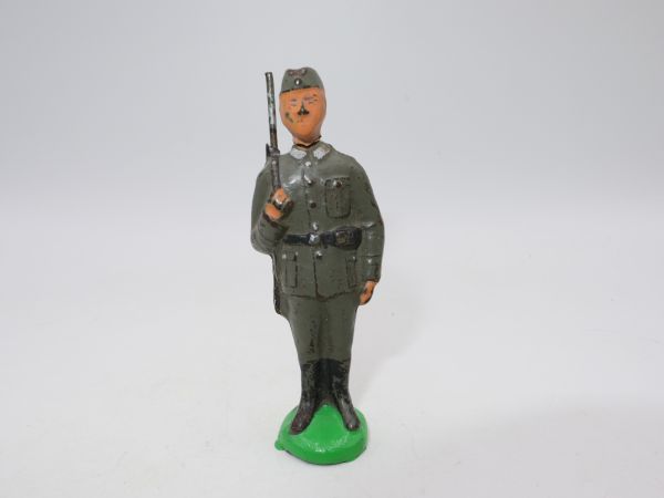 Soldat stehend, Gewehr umgehängt (DDR, 7 cm)