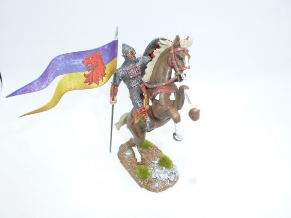 Normanne mit Fahne auf aufsteigendem Pferd - tolle Detailarbeit