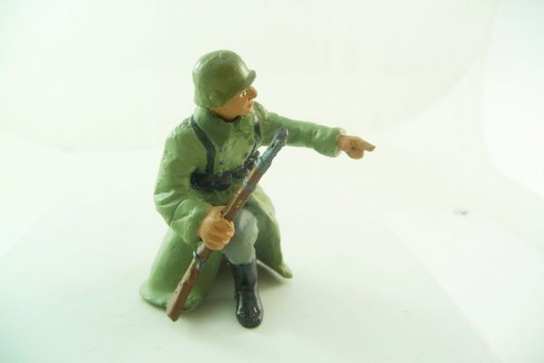 Mini Forma German soldier kneeling pointing out with rifle