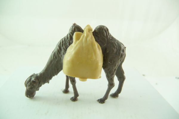 Manurba Domplast Kamel dunkelbraun grasend mit beigen Tragesäcken